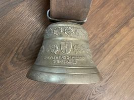 Gusset Glocke mit altem Riemen, 12 cm Durchmesser Uetendorf