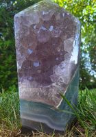 💜✨ Amethyst-Achat Obelisk mit natürlicher Kristalldruse
