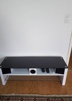 TV Soundbar Möbel Schwarz Weiß und Glasscheibe