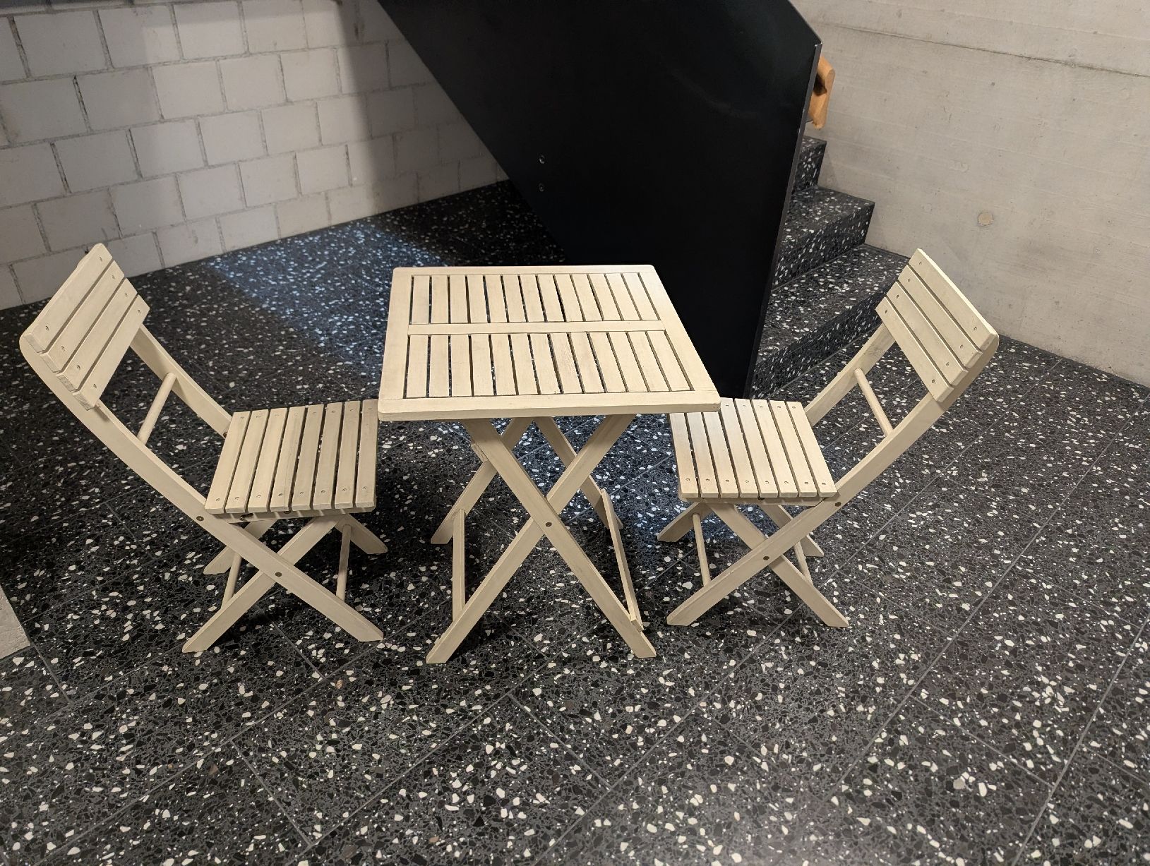 Tavoli: Klappbarer Balkon-/Gartentisch mit 2 Stühlen – Usato da Luzern venduto da linus-swe