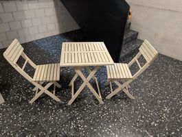 Klappbarer Balkon-/Gartentisch mit 2 Stühlen