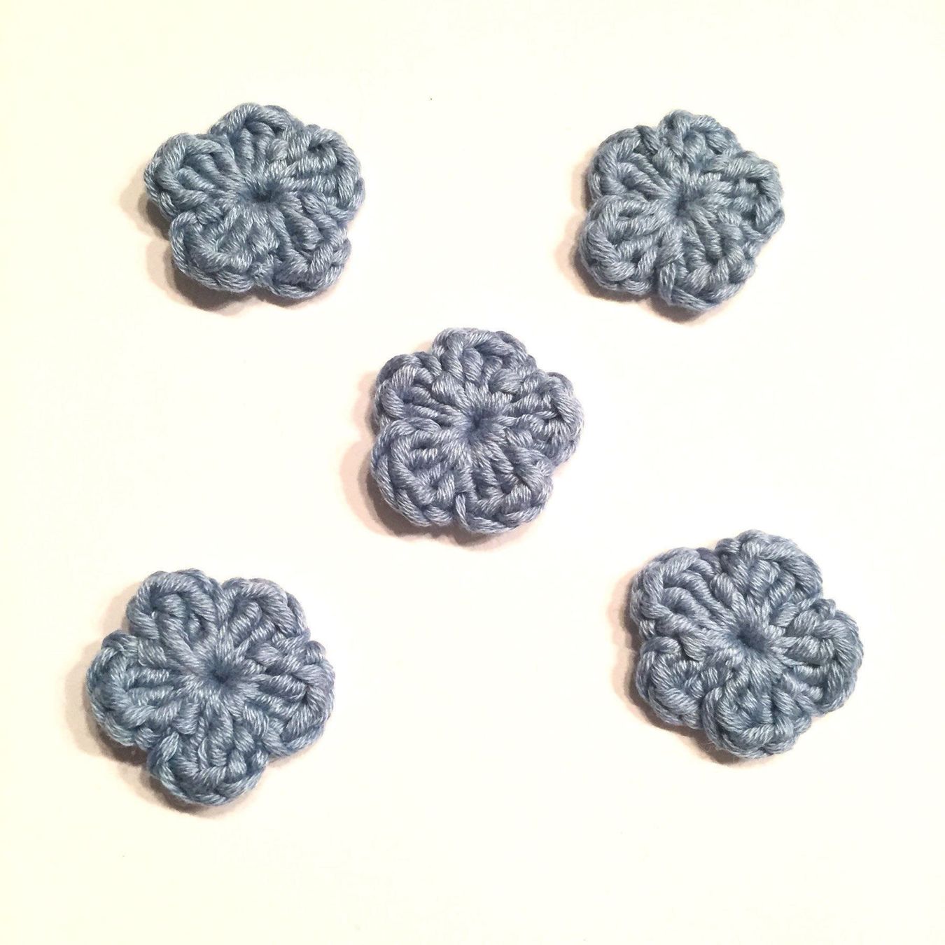 Toppe: 5x Blumen blau-grau gehäkelt 25 mm – Nuovo e nell'imballaggio originale da Emmenbrücke venduto da swissmade-miracles