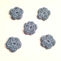 5x Blumen blau-grau gehäkelt 25 mm