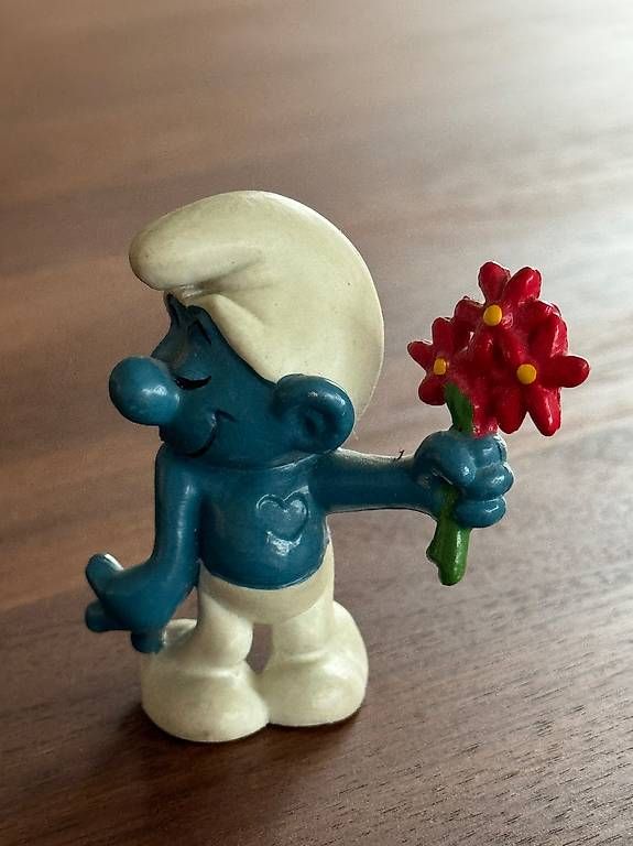 Giocattoli: 2x Schlumpffiguren - rote Blumen und Pommes – Usato da Sachseln venduto da biker33 3