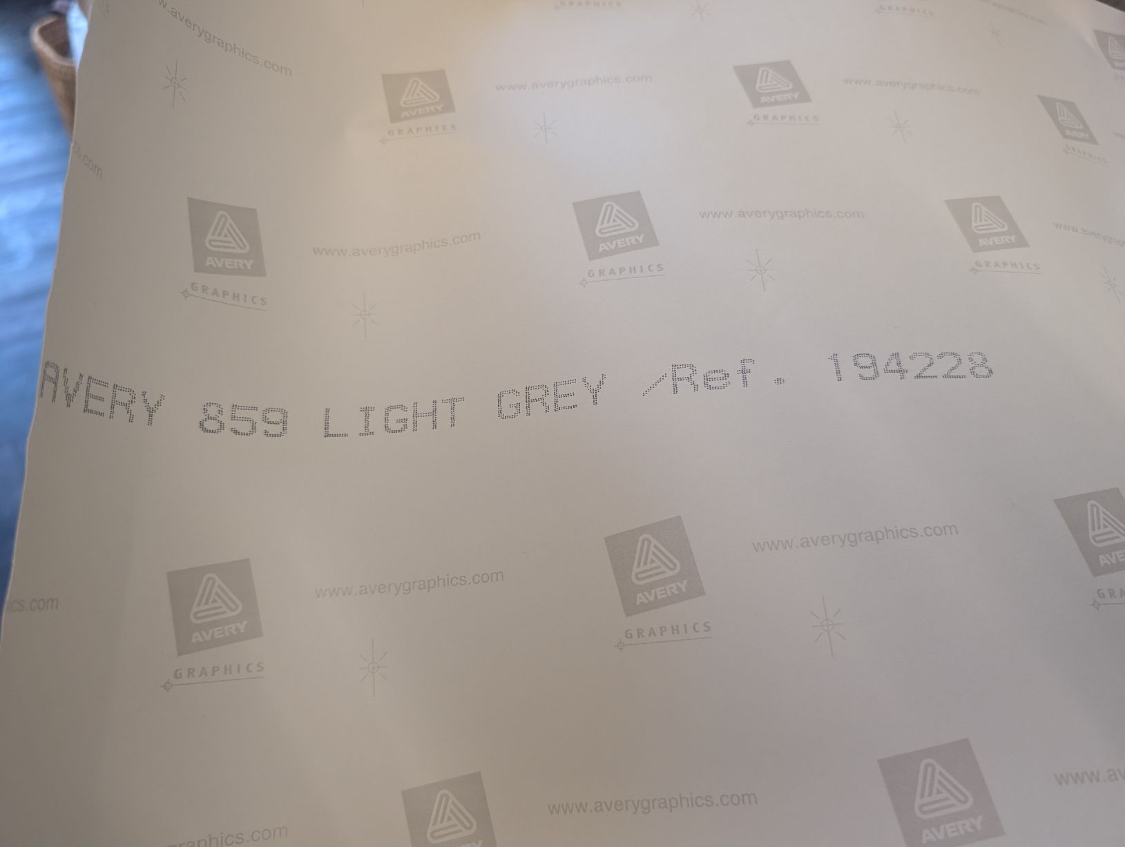 Altro in Decorazioni & Accessori: Avery 859 Light Grey PlotterFolie, vinyl, neu  – Nuovo (secondo la descrizione) da Grünen venduto da nic_7jmp 1