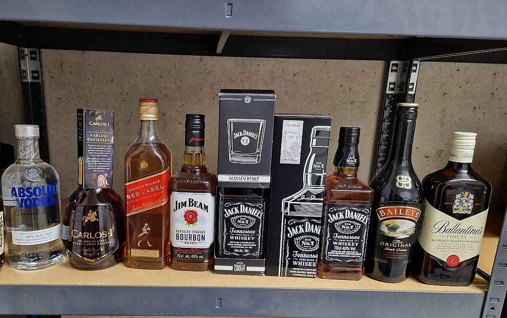 Bevande alcoliche: Alkohol vers. – Usato da Luzern venduto da VedranV