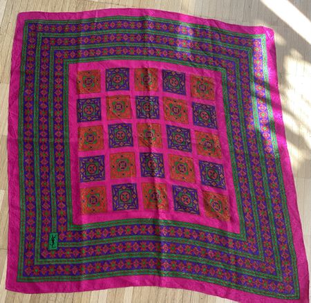 Yves Saint Lauren Seiden Foulard 🌸