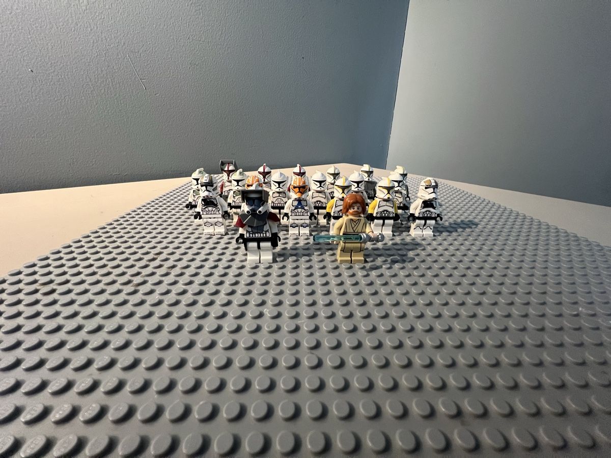 Star Wars Statuette: LEGO Star Wars Clone Trooper Sammlung + Commander & Jedi – Usato da Zürich venduto da Quentin999 3