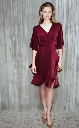 Burgunderrotes Rüschenkleid, S/Robe à volants bordeaux taill