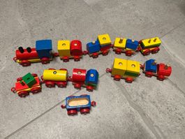 joli train en mois, on peut bouger les plots en bois dessus
