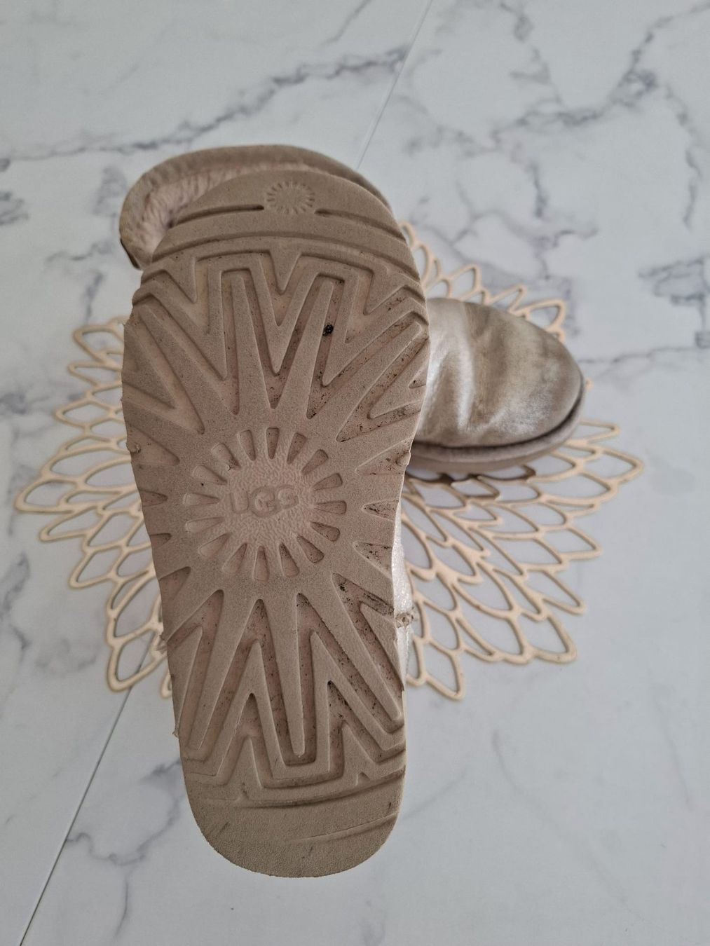 Ugg Scarpe per ragazze: UGG Kinder Stiefel, goldfarben, Gr. 36 – Usato da Massagno venduto da Michaela.F 2
