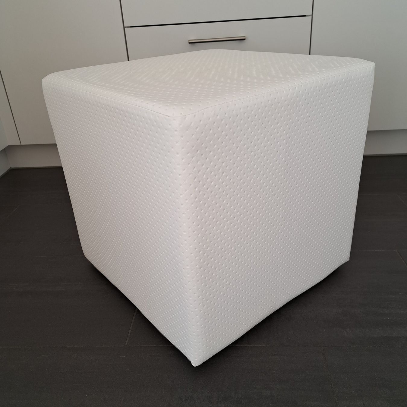 Sgabelli: Neuer quadratischer Hocker weiss – Nuovo (secondo la descrizione) da Hochdorf venduto da Westin05