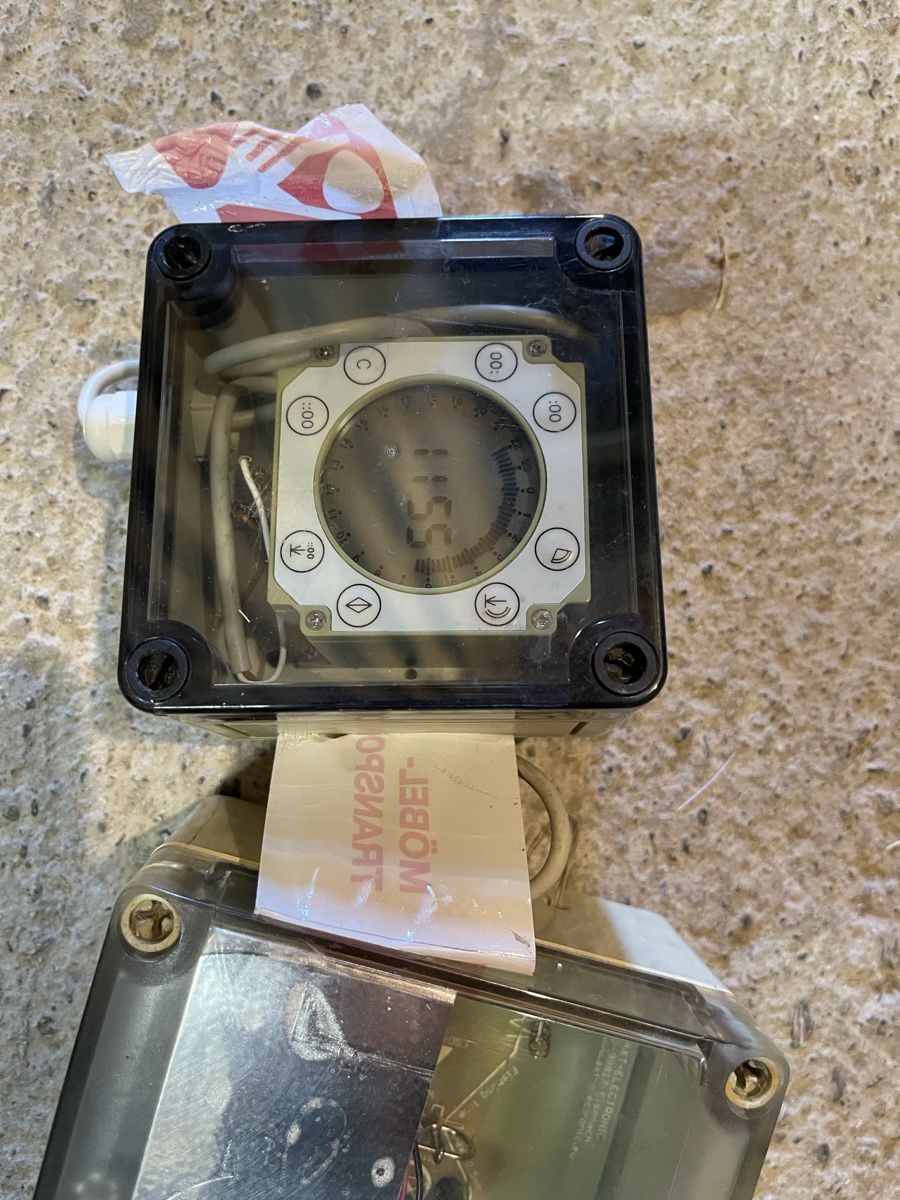 Gabbie, trasporto & Sicurezza: Elektr Hühnerstall Pförtner VSBb mit Batterien – Usato da Horgen venduto da Aruscha