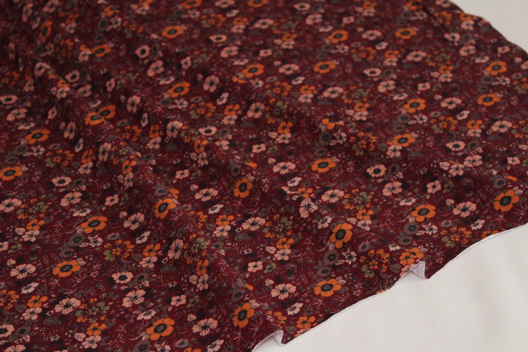 Tessuti: Stoff Baumwolljersey bordeaux/Blumen – Nuovo (secondo la descrizione) da Obfelden venduto da solomon111