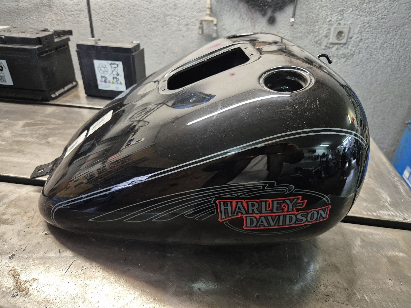 Harley-Davidson Tutti i ricambio per moto: Réservoir Harley-Davidson Softail – Difettoso da Le Locle venduto da CHEGUA 1