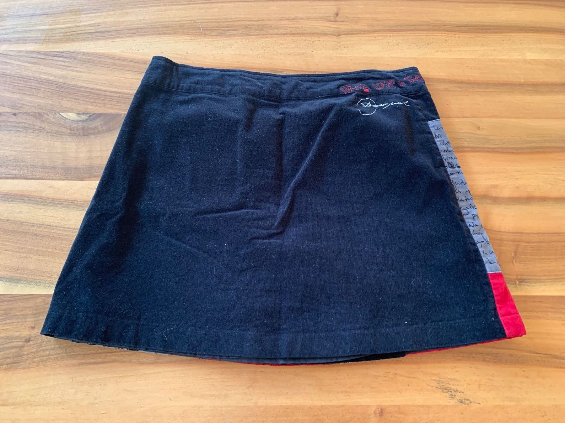 Desigual Gonne: Farbenfroher Mini-Rock von Desigual, Grösse 40 Top – Usato da Meiringen venduto da magnooliaa 2
