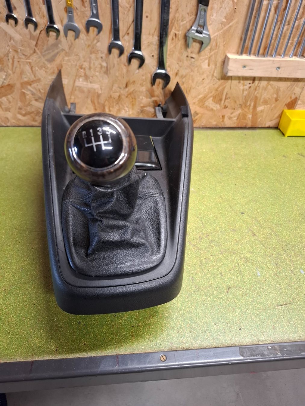 Volkswagen Tutti pezzi di ricambio auto: Golf IV Mittelkonsole/ Schaltknauf – Usato da Uttigen venduto da fourstrokeforce