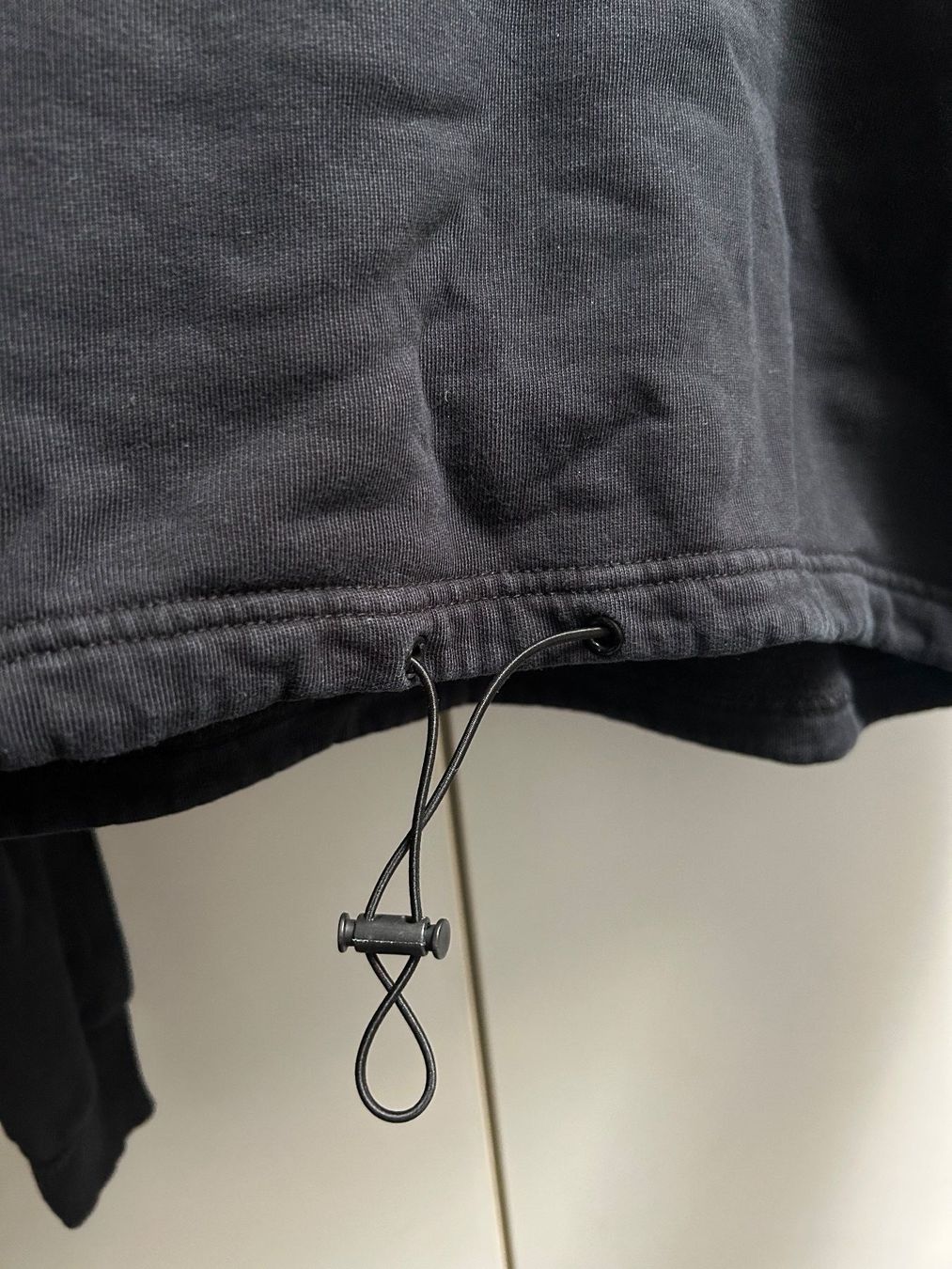 Maglioni & Felpe: Schwarzer Kapuzenpulli mit Kordelzug – Nuovo (secondo la descrizione) da Frauenfeld venduto da isa_9cy7 1