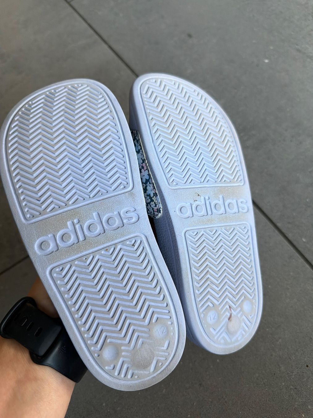 Adidas Schuhe für Mädchen: Adiletten von Adidas – Gebraucht aus Steffisburg von elle013 2