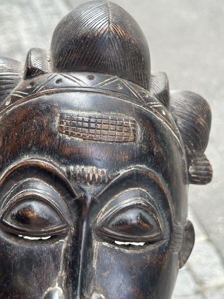 Internationale Kunst: Afrikanische Maske aus geschnitztem Holz – Gebraucht aus Losone von del_yh97 8
