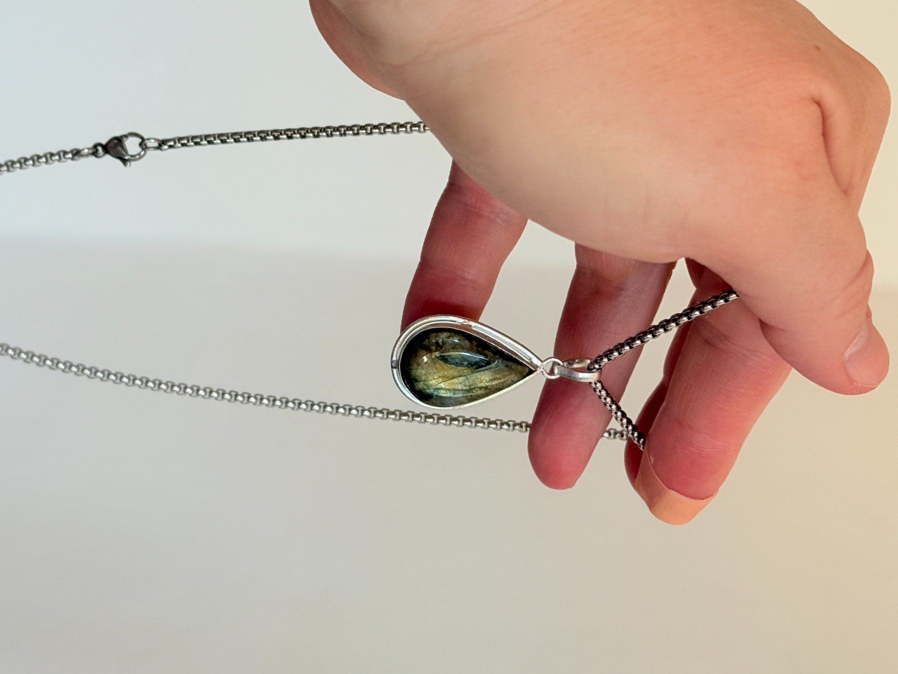 Ketten: Collier Labradorite, forme goutte d'eau – Neu und originalverpackt aus Genève von AWWA 1