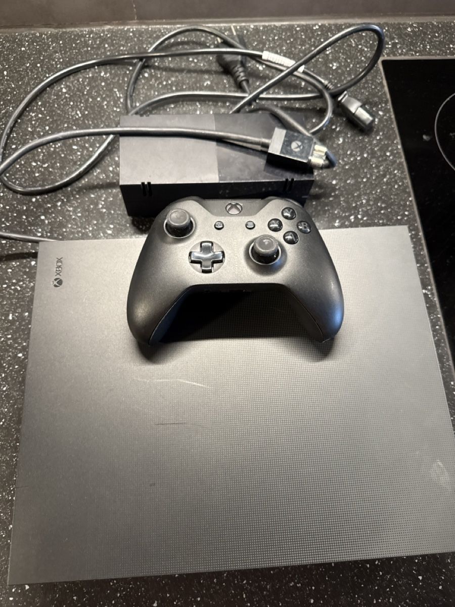 Microsoft Console: Xbox One X Project Scorpio Edition 1TB + Controller + Kabel – Usato da Uetendorf venduto da Loscar1 1