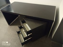 Schreibtisch mit Rollkorpus