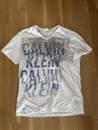 T-shirt Calvin Klein Blanc - Élégant et confortable! 