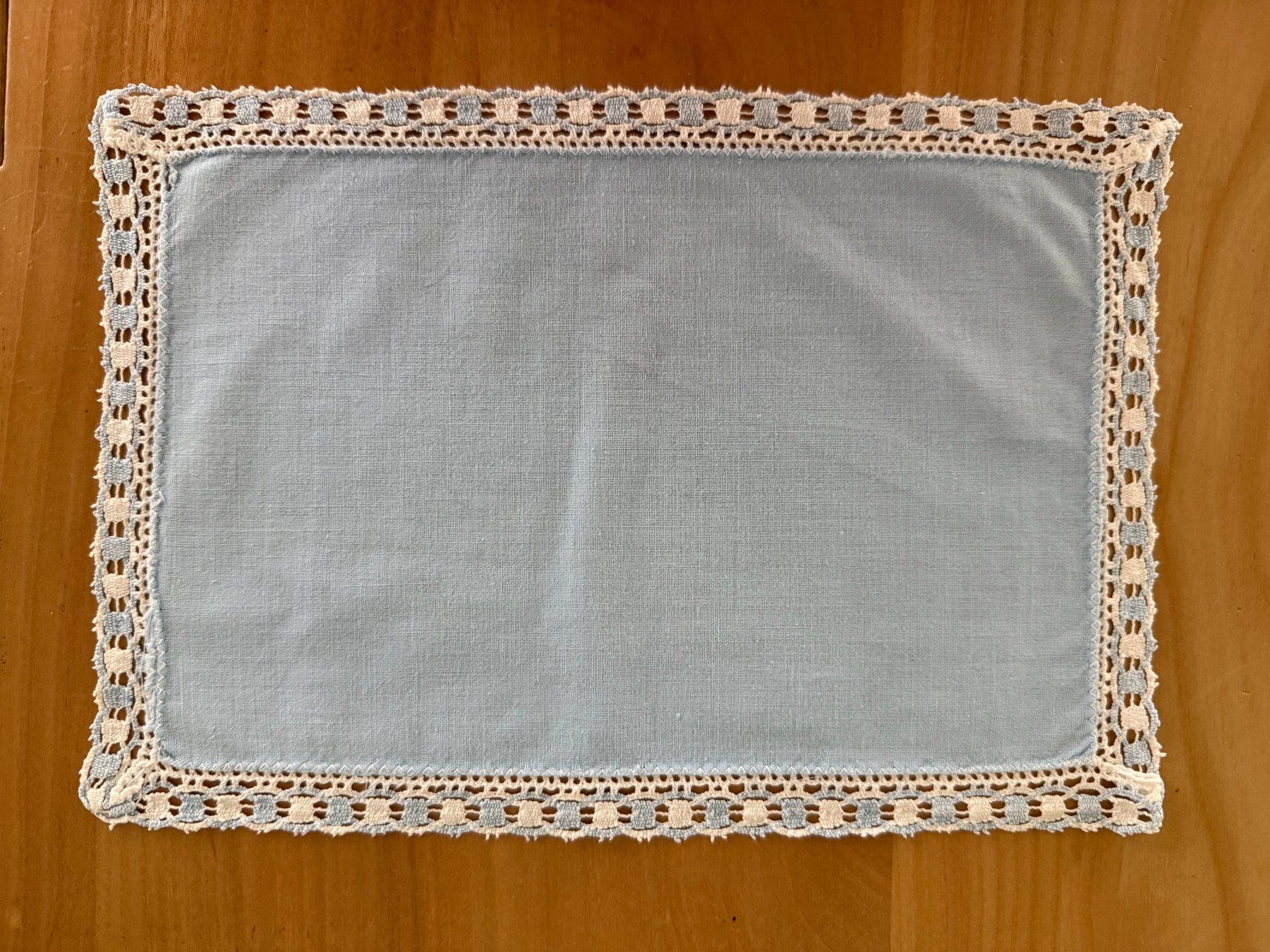 Sottobicchieri: Spitzendeckchen  Untersetzer  hellblau  23 x 16 cm – Usato da Subingen venduto da ArtBead