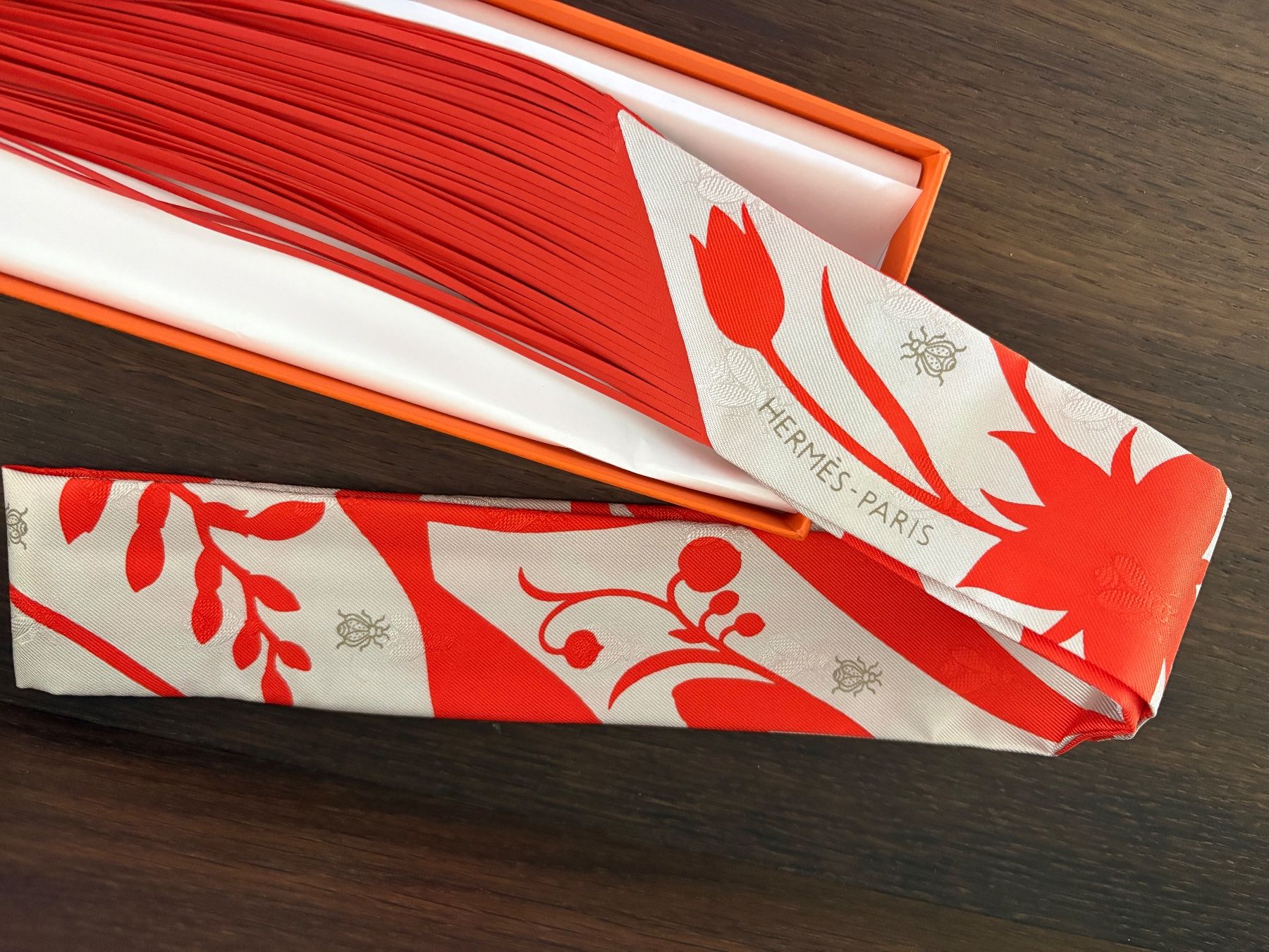 Hermès Foulard & Sciarpe: Hermès Twilly mit Lederfransen – Nuovo e nell'imballaggio originale da Zürich venduto da eni.te 2