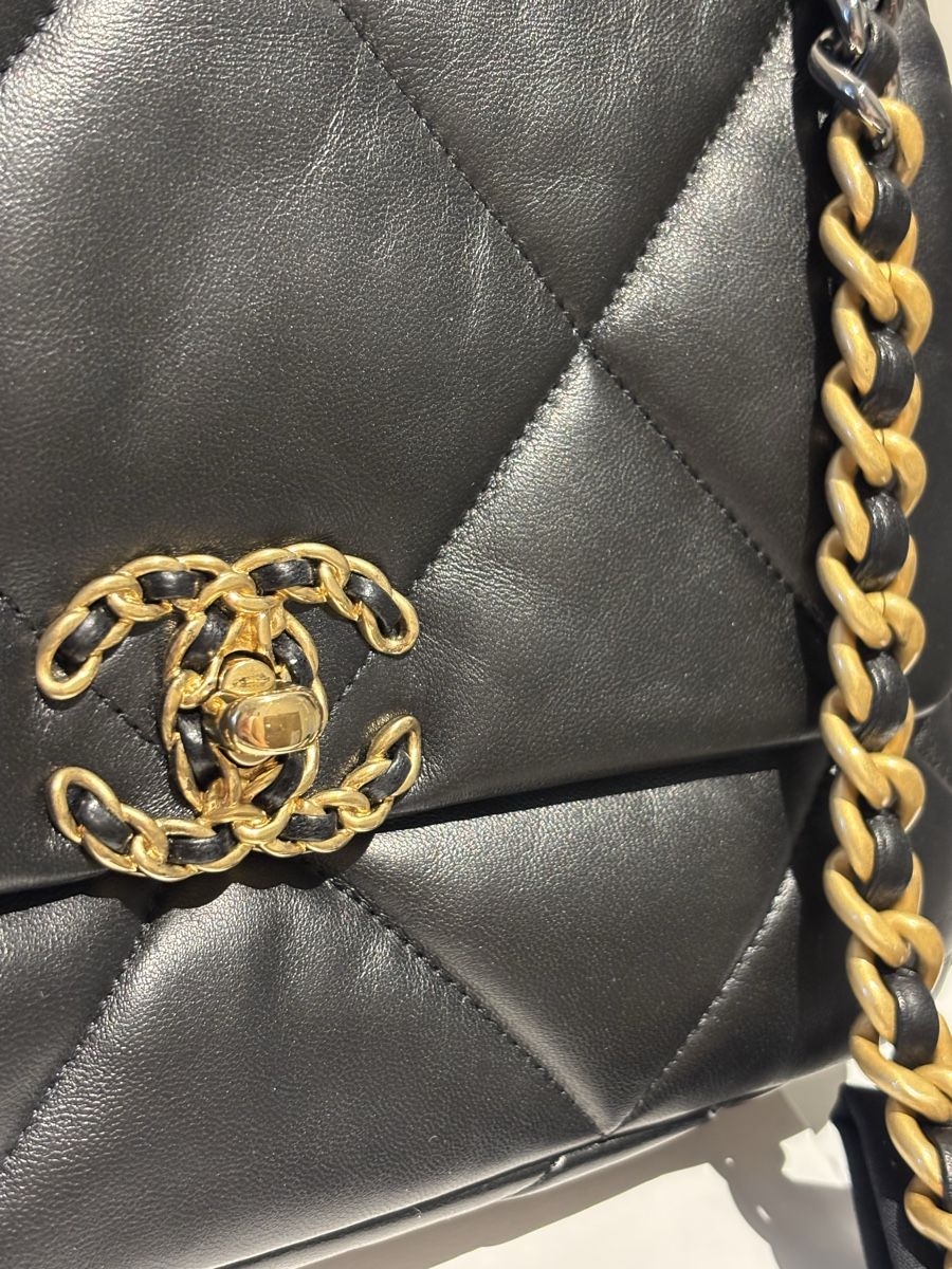 Chanel Borse da donna: CHANEL 19 Handbag Medium in Black Lambskin Practically  New – Nuovo (secondo la descrizione) da Winterthur venduto da Atelier.W 4