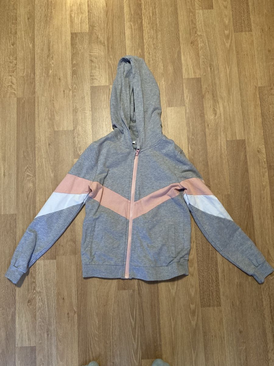 Jacken & Mäntel: Mädchen Sweatjacke Gr. 128 – Gebraucht aus Emmenbrücke von JJ_89