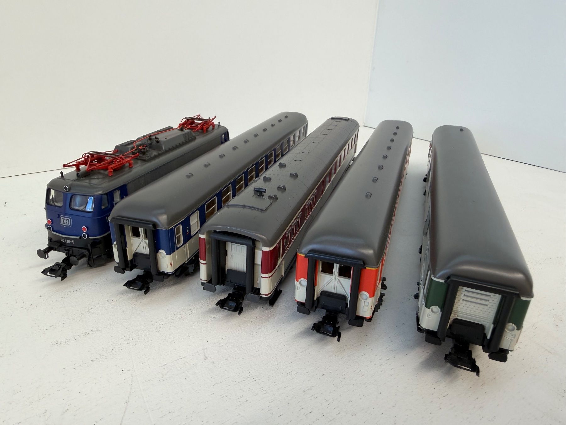 Märklin Modelleisenbahnen: Märklin Schnellzugpackung "Pop-Farben" 26512 – Gebraucht aus Büsserach von ModellbahnDepot 6