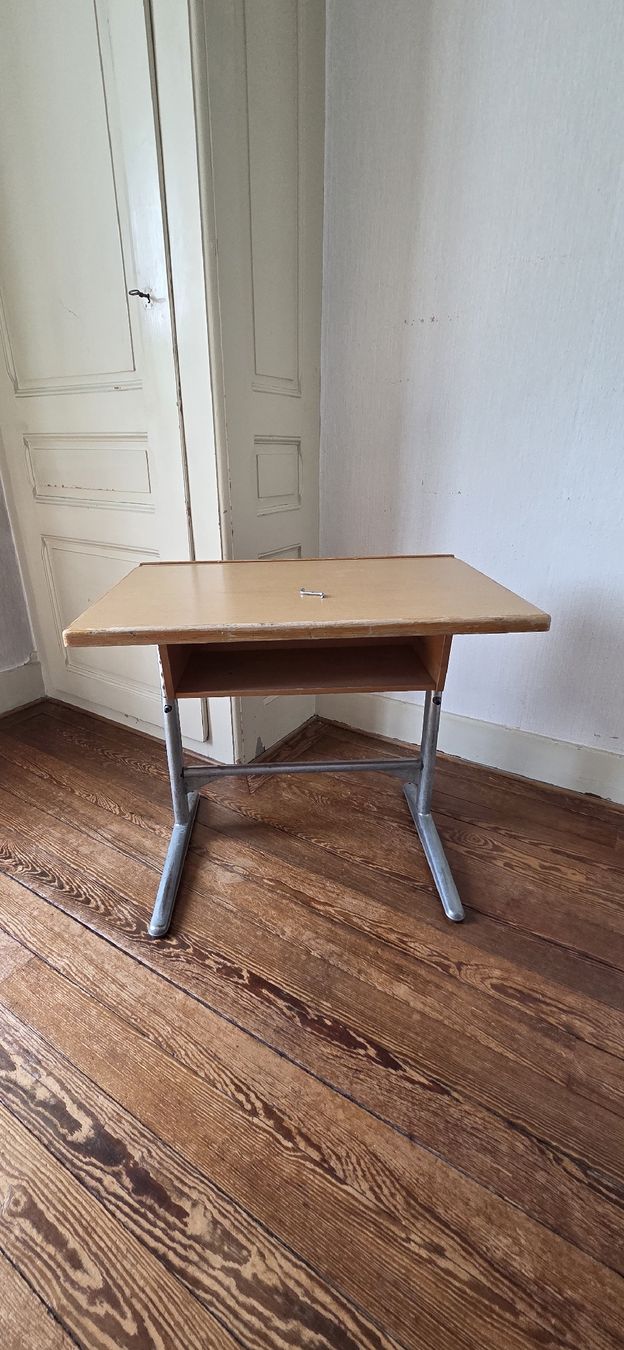 Scrivanie: bureau enfant hauteur réglable  – Usato da Lausanne venduto da ari_7qhv