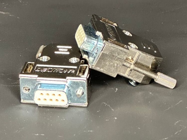 Componenti elettronici: 2x D-Sub Gehäuse/Backshell Gr. 9 Metalized Plastic, Deltron – Usato da Kloten venduto da Loears 1