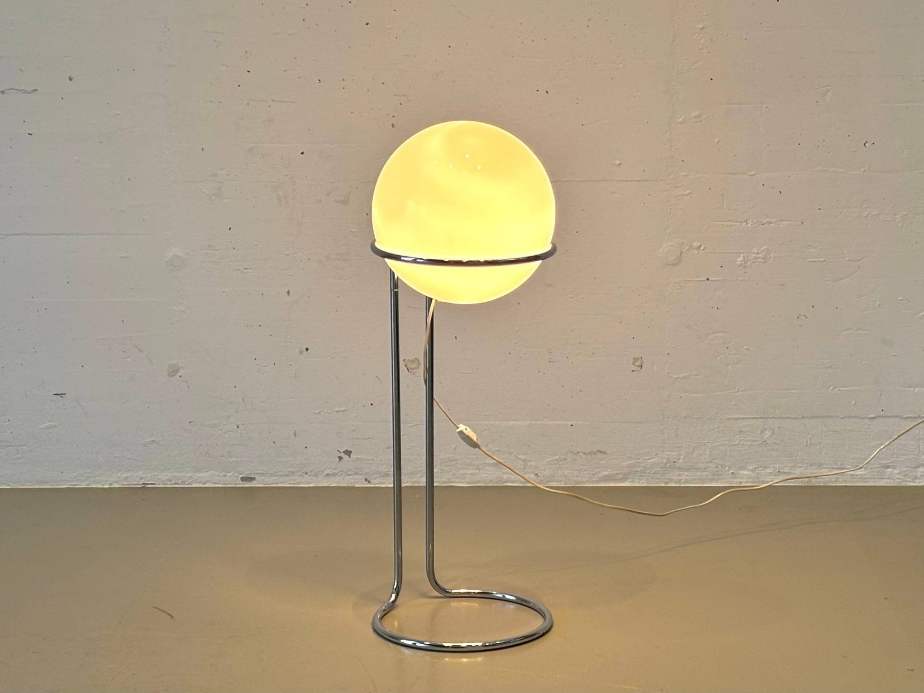 Lampen: Space Age Stehlampe mit Opalglaskugel und Chromgestell, 70er – Gebraucht aus Zürich von LeMoege 2