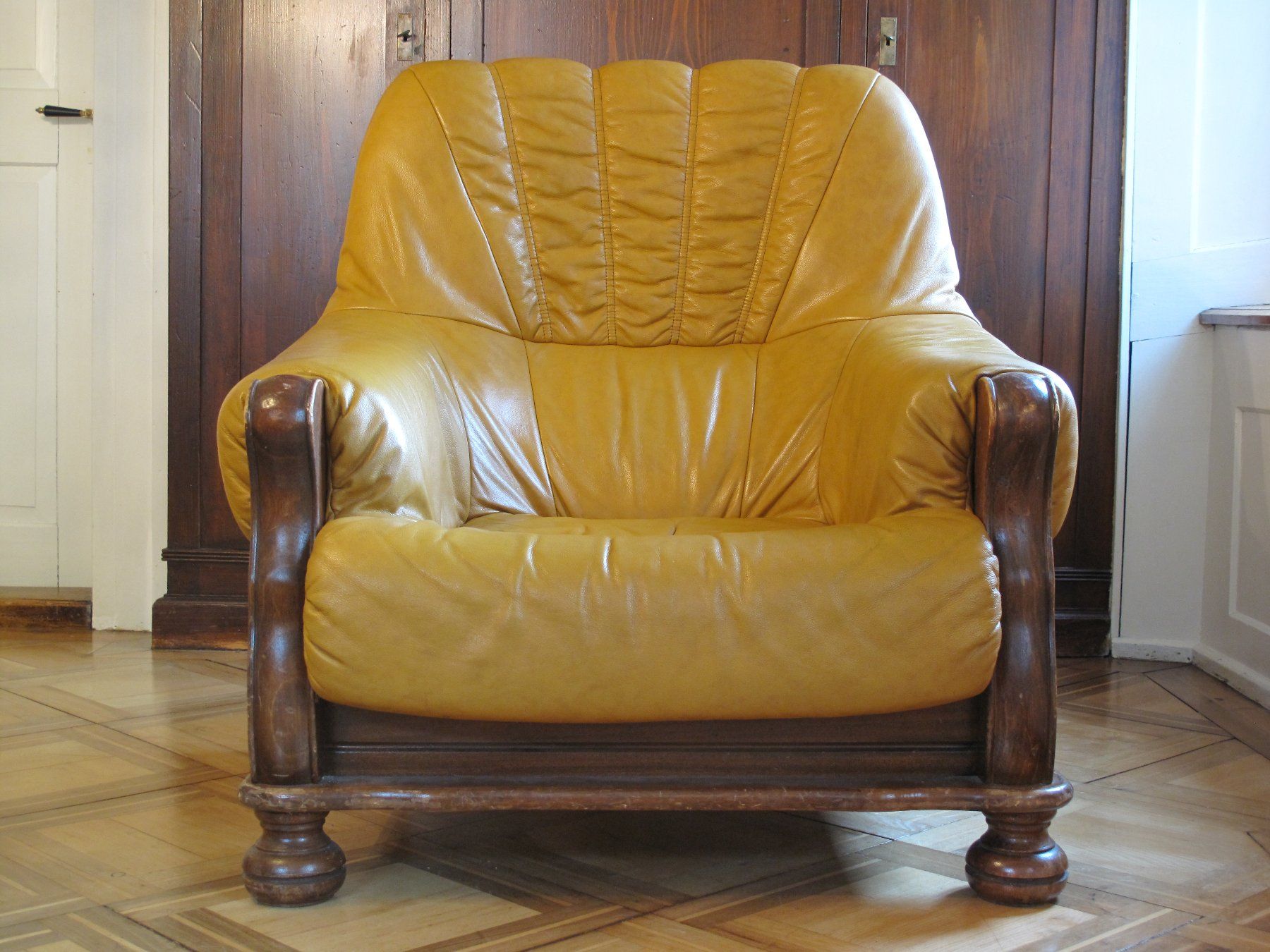 Sessel: True Vintage Sessel, echtes Leder und Holz – Defekt aus glarus von Engel_888