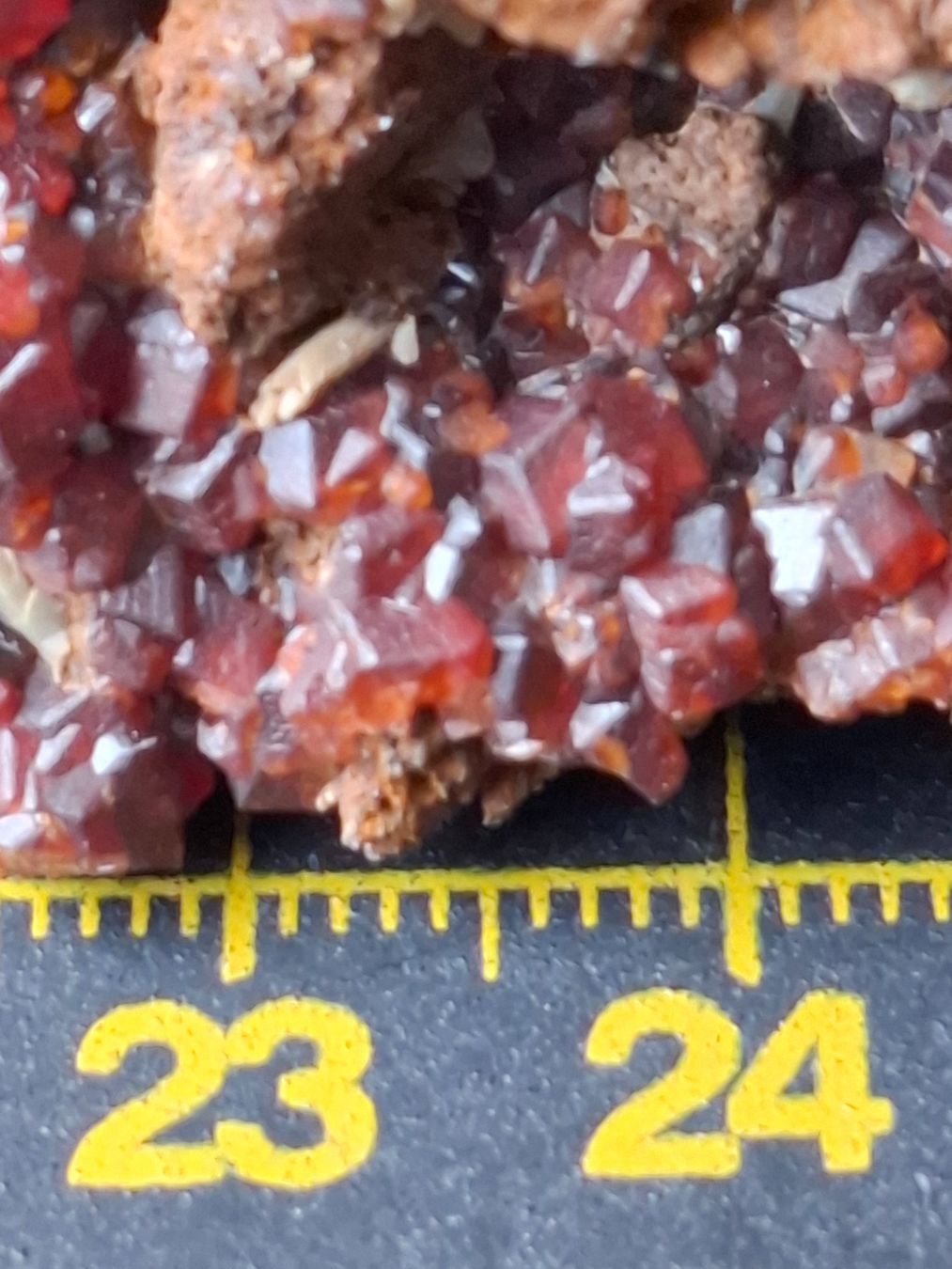 Minerali & Pietre curative: Ein Mineral mit Granaten – Usato da Zwieselberg venduto da Halifaxmendusli 6
