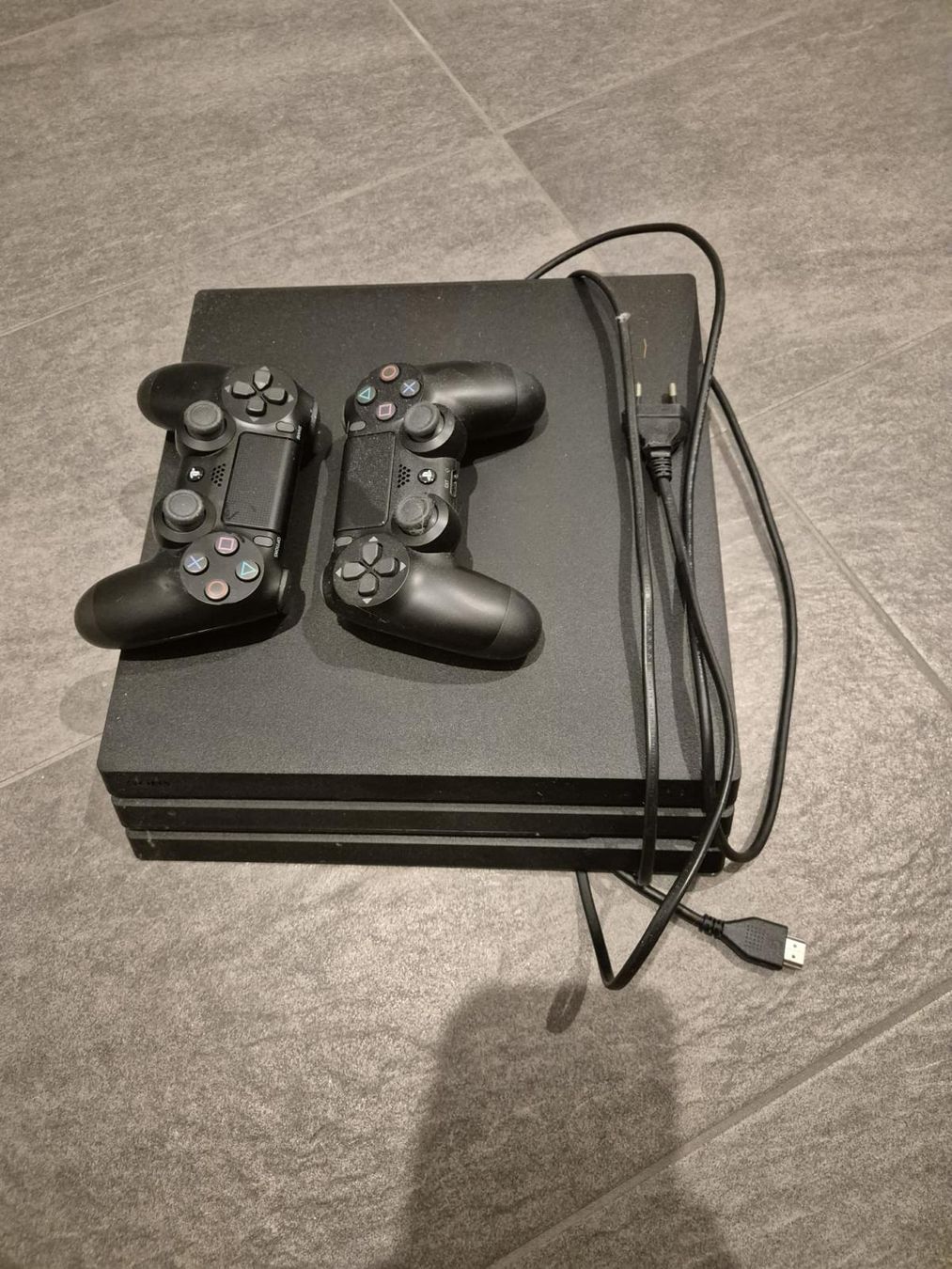 Sony Console: Vendo PS4 – Usato da Arbedo venduto da yvi_fgt2