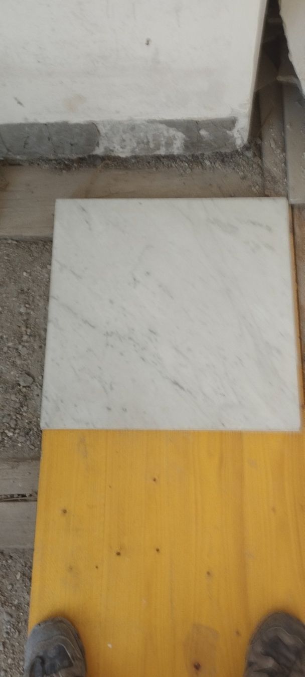 Piatti di portata: Marmorplatten 50 x 50 x 2 cm – Usato da Zürich venduto da Rossja