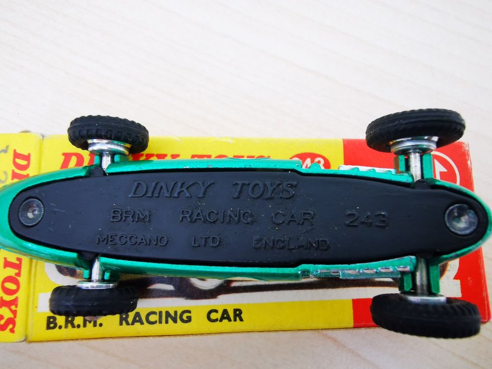 DINKY TOYS 243 - B.R.M. Racing Car 7 - 1/43 (Gebraucht) in Stans für