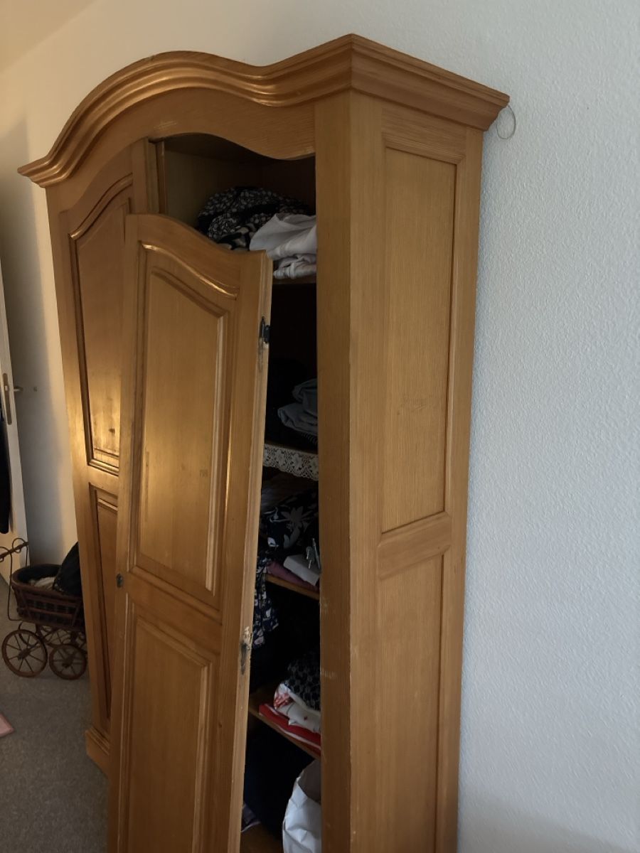 Armadi: Kleiderschrank Holz / defekt – Difettoso da Zürich venduto da Fuxion 1