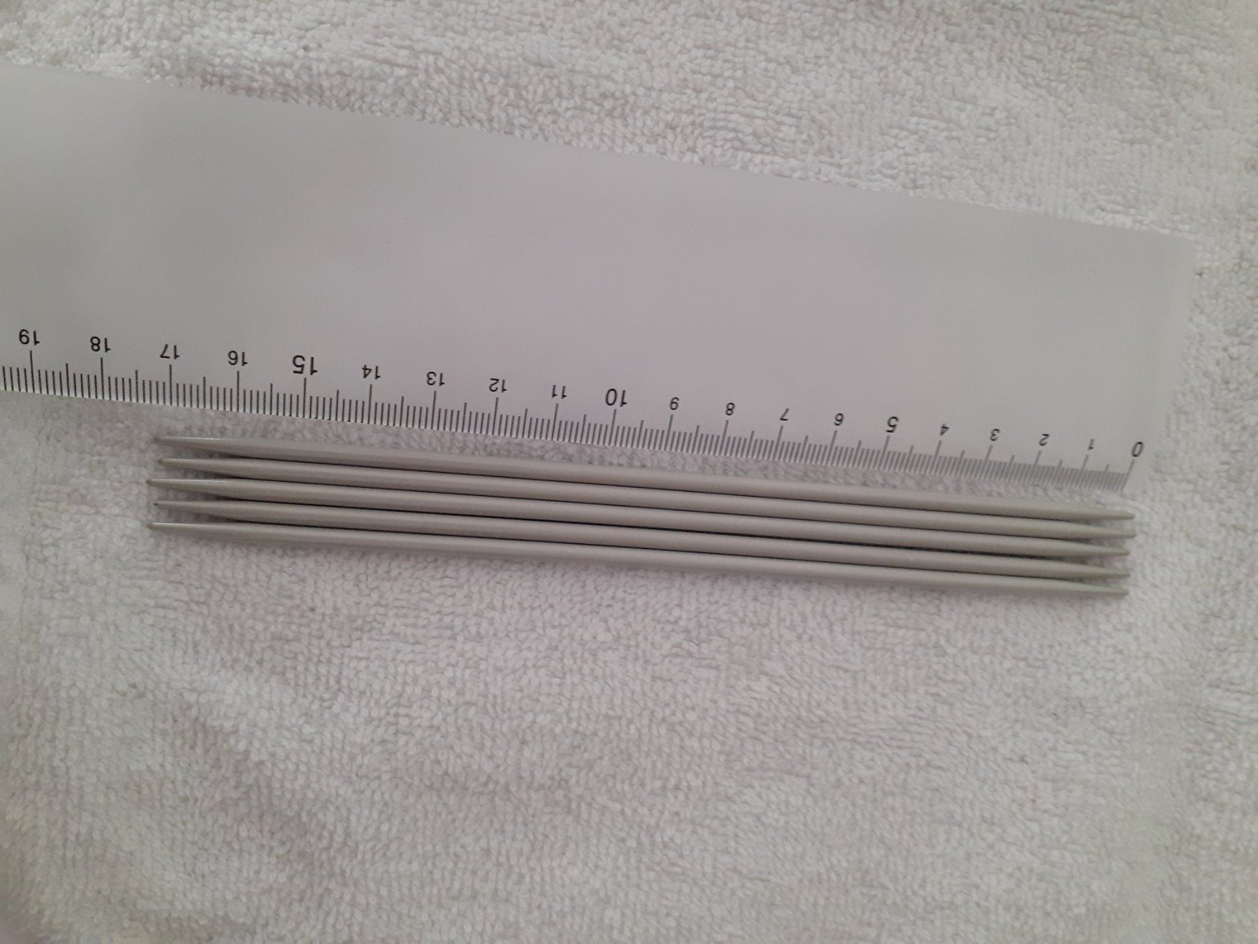 Ferri: Feine und kurze Stricknadel – Usato da Yverdon venduto da DerStorchUndDieBiene 3