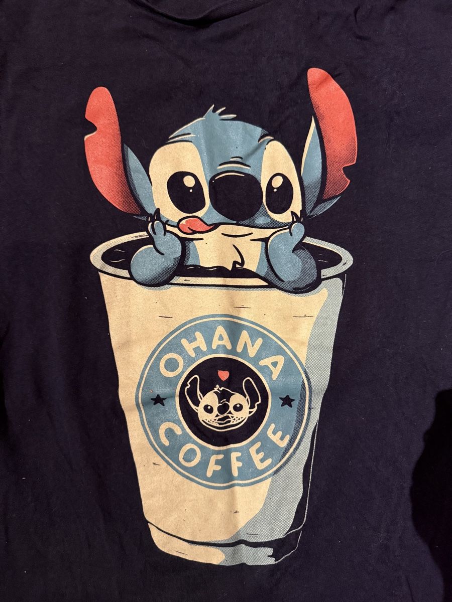 T-shirt: Dunkelblaues Stitch T-Shirt – Usato da Bözberg venduto da Lilipzl 1