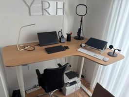 Grosser höhenverstellbarer Büro-/Eckschreibtisch