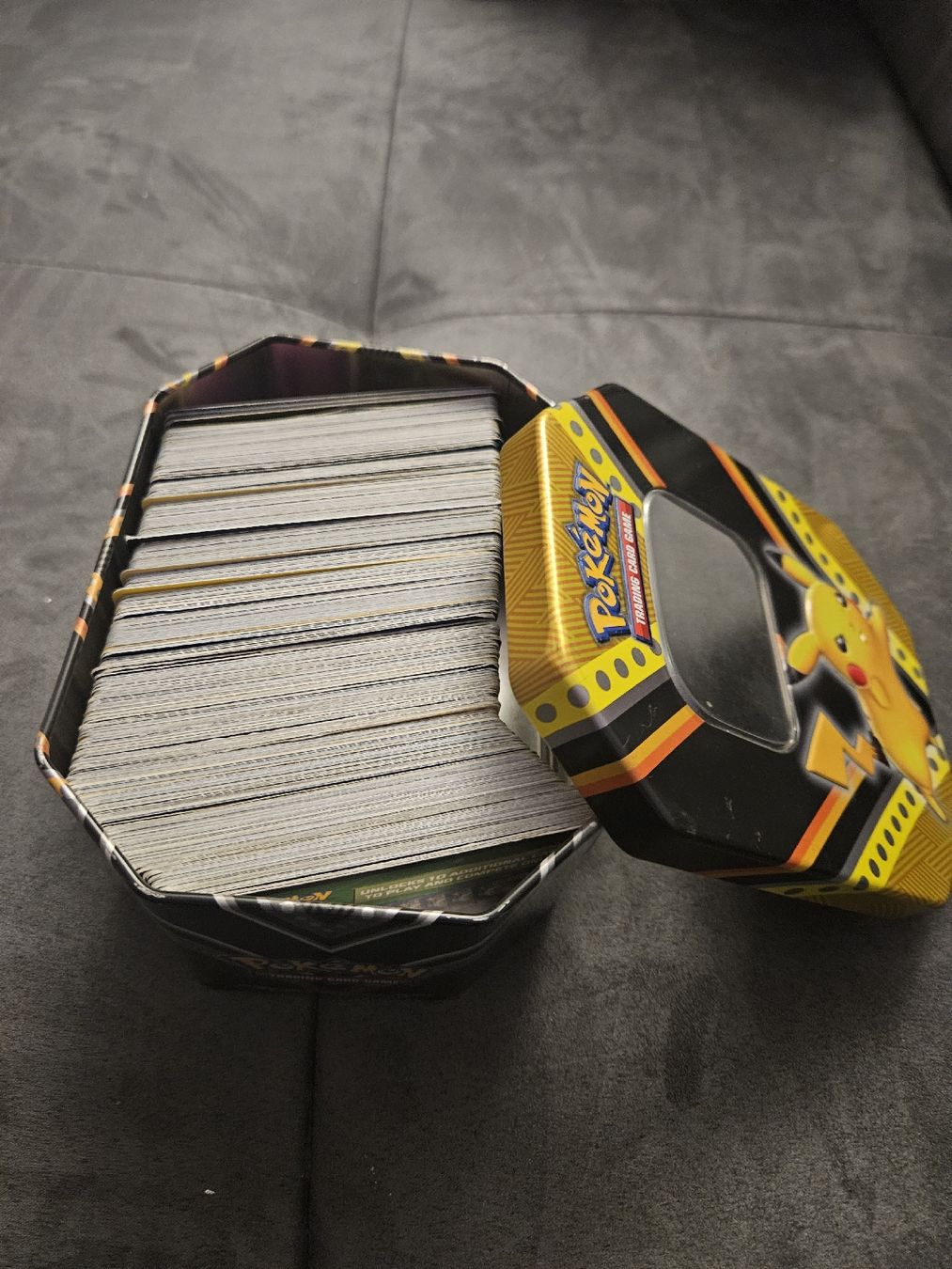 Cartes: Pokémon Sammelkarten + Pikachu Dose gefüllt – D'occasion à Zürich par bonsab74