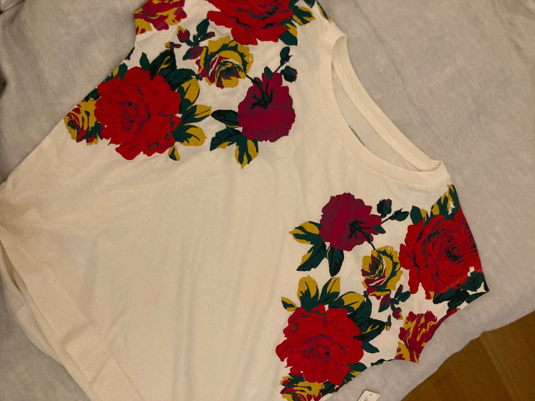 T-shirt: ANTHROPOLOGIE rose printed tee small new! – Nuovo e nell'imballaggio originale da Wädenswil venduto da lucy-ethel