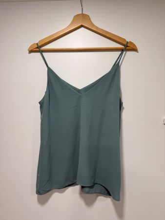 Neuwertiges H&M Sommer Top in Salbei-Grün, Grösse 34