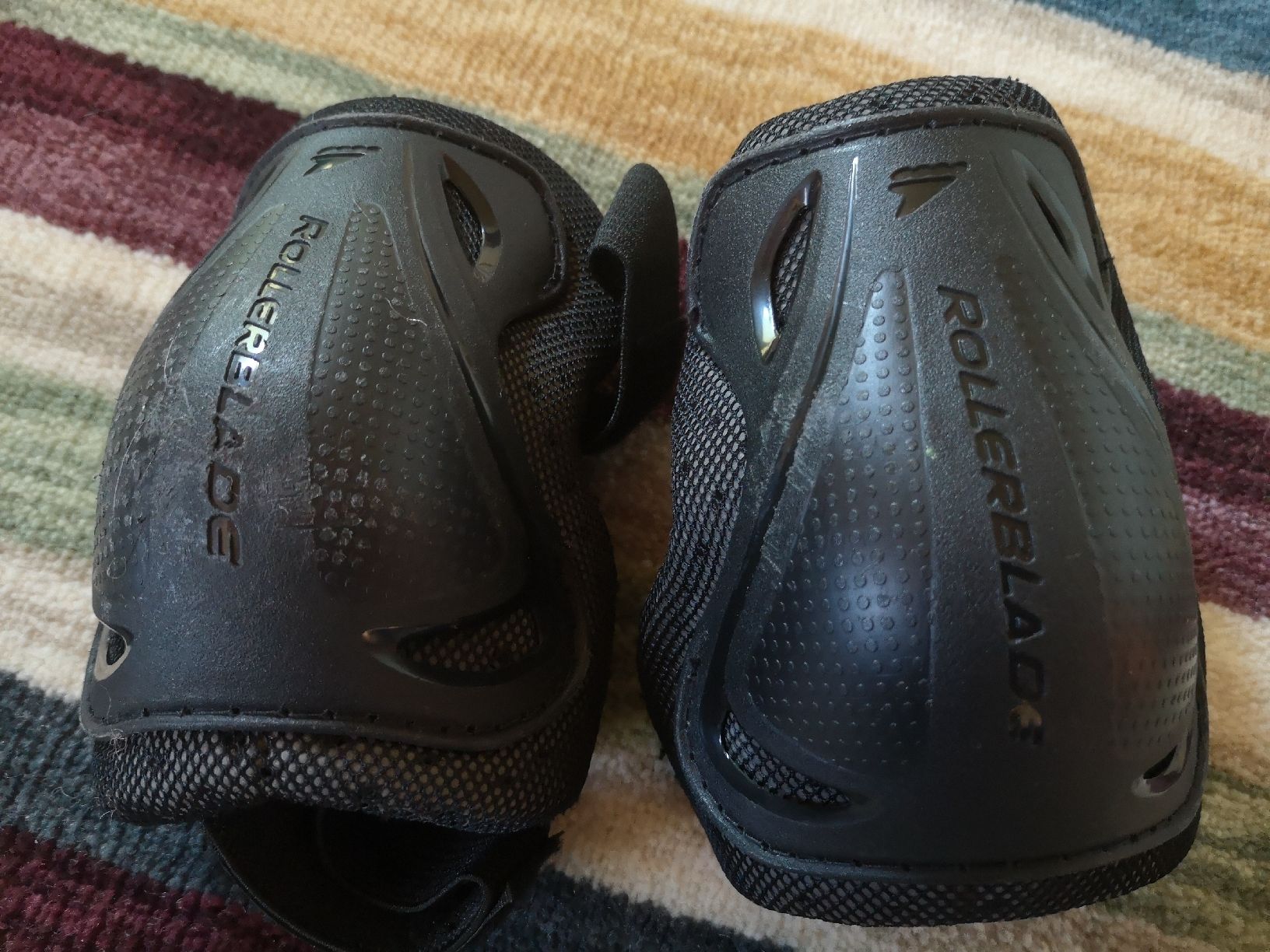 Pattini in linea & Pattini a rotelle: Knieschoner für Rollerblades Gr M – Usato da Vordemwald venduto da Esel04