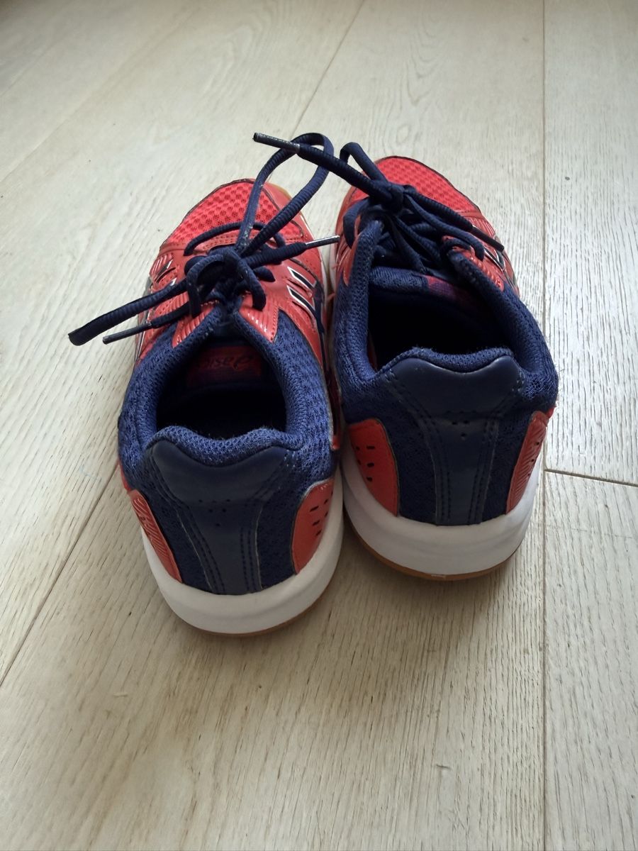 Asics Scarpe per ragazzi: Kinder Asics Turnschuhe, GR 37.5 – Usato da Unterägeri venduto da Lerchemeerenge 1